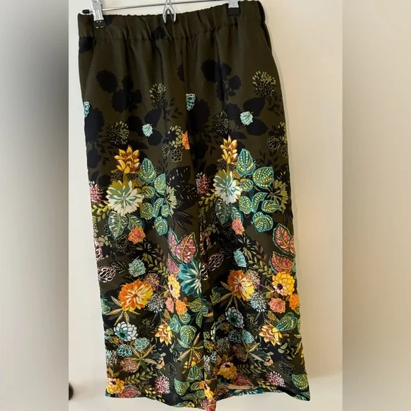 Floral print cropped wide leg pants from the Loft - your new favorite! - Picture 4 of 4